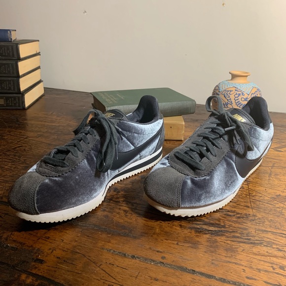 Unique Nike Shoes Women’s Size 9.5 - Picture 3 of 6